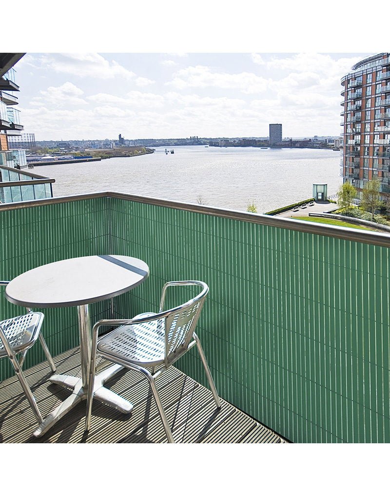 Sichtschutz aus PVC in grün für Balkon und Terrasse