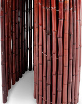 Sichtschutz aus Bambus mit tiefen Rottönen